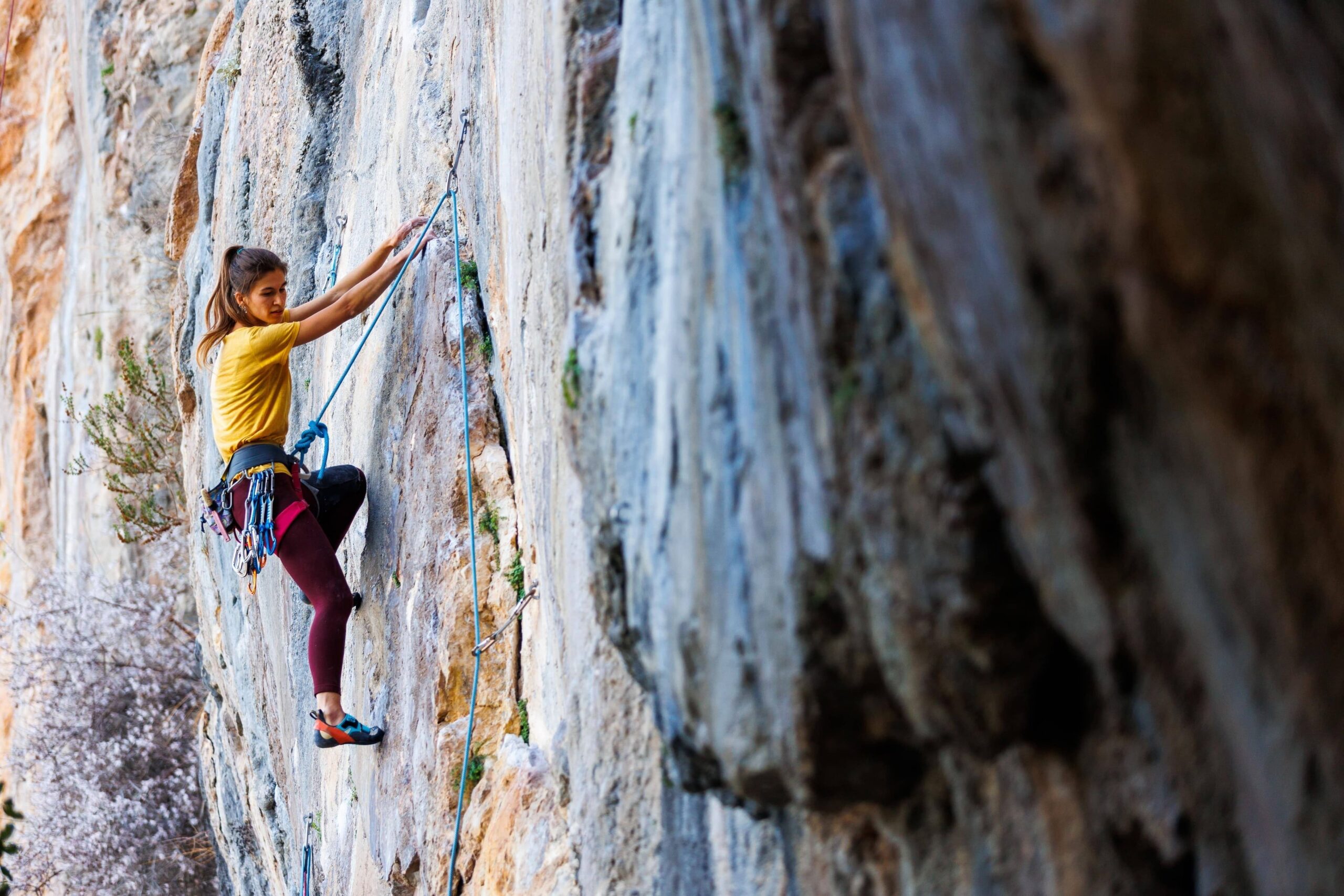 Klettern-Felsen-Dame_shutterstock_2504714167 (1)-min(2)(3)(1)