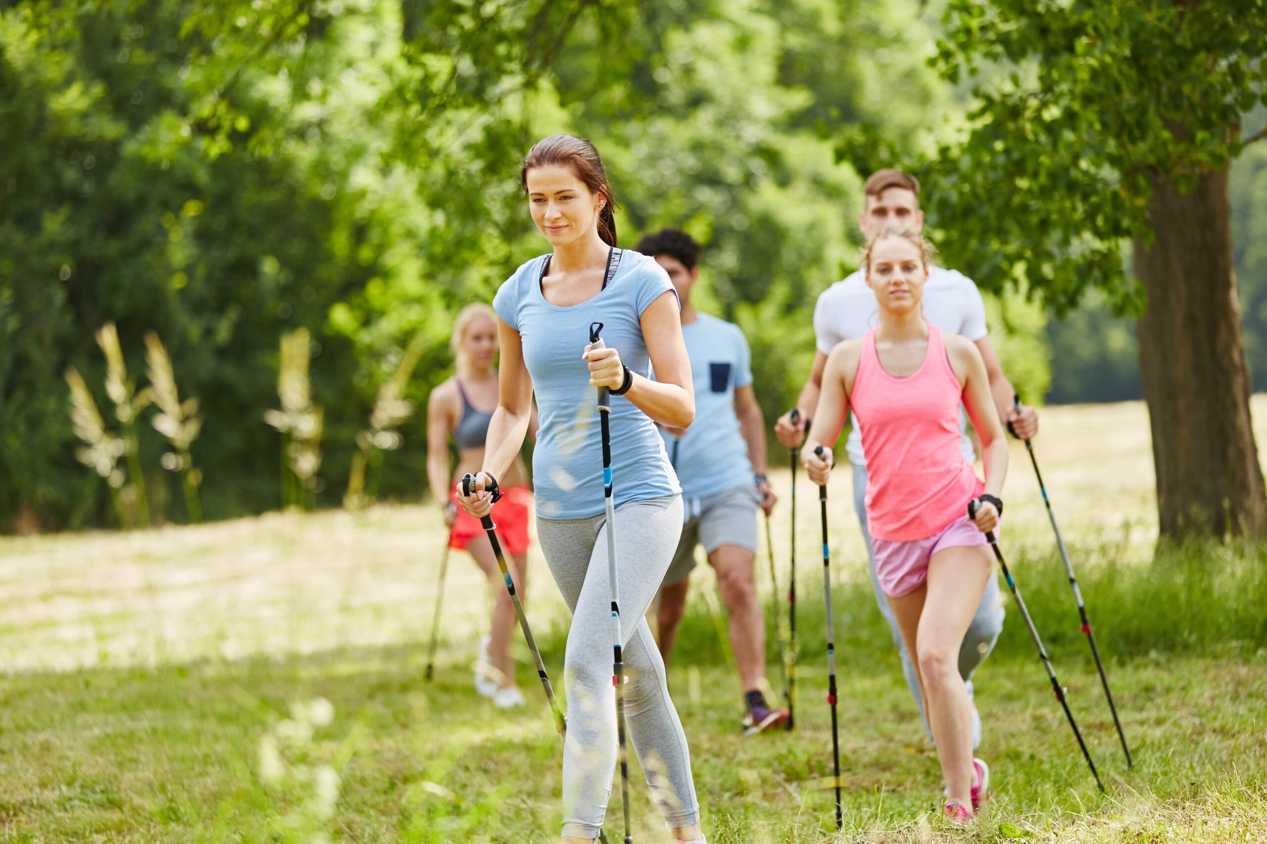 Walking_Gruppe_Wiese_shutterstock_563904751-min