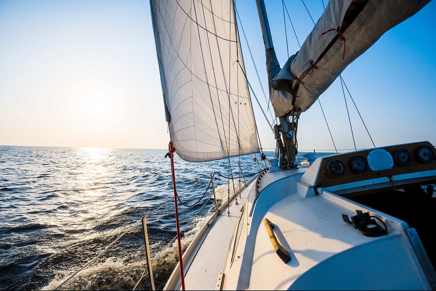 White,Yacht,Sailing,On,A,Clear,Sunny,Day.,Close-up,View
